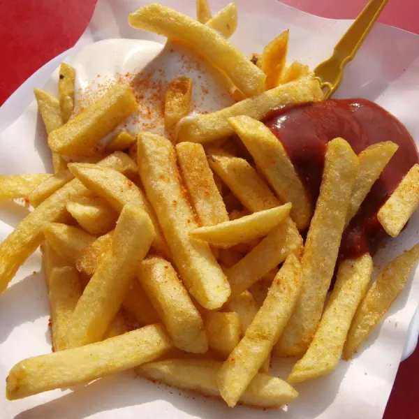Patatas fritas con pimentón y salsa