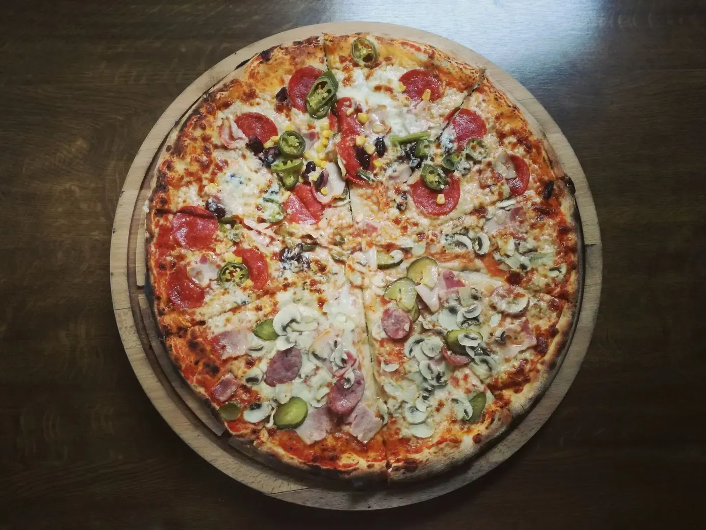 Pizza grande en bandeja